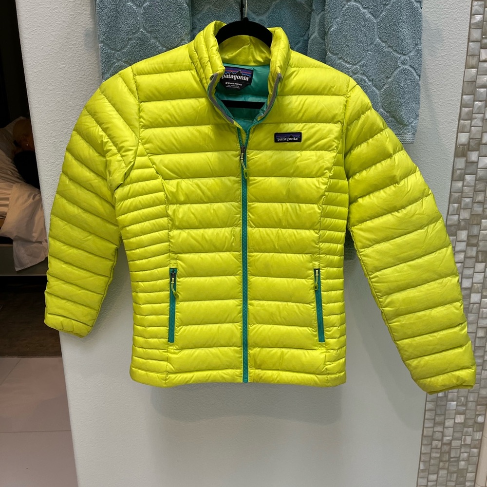Patagonia women’s puffer. Fitted size M